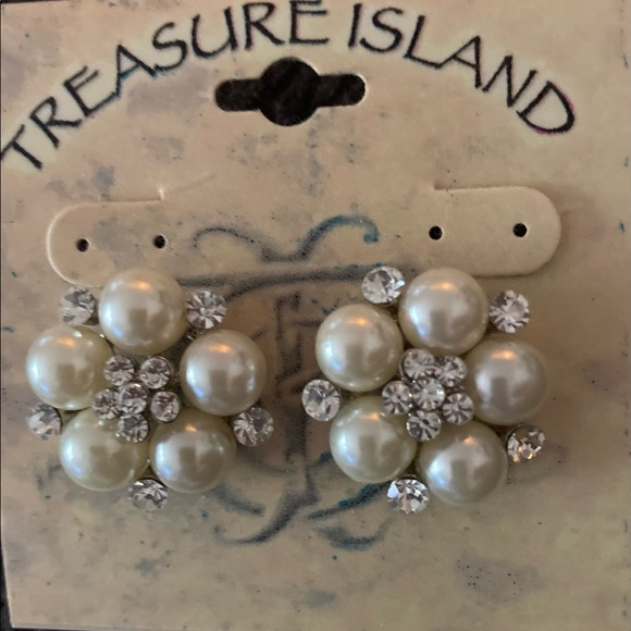 🆕 “AUDREY HEPBURN” CLASSIC. GLASS PEARL PIERCED EARRINGS. NEW. NEVER WORN. - Picture 3 of 5